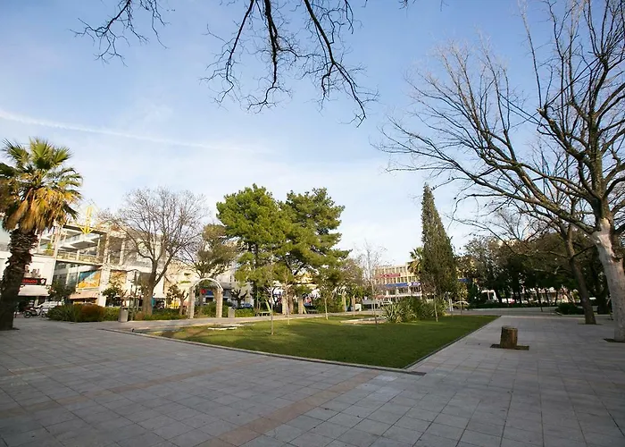 Spacious Next To Metro - Marousi